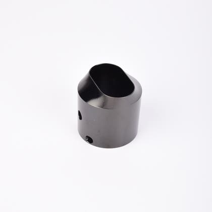 Svart utfyllnadsadapter i metall med snedskuren topp som bildar en oval öppning.