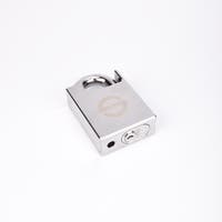 Silverfärgat hänglås med rektangulär kropp och rund bygel.