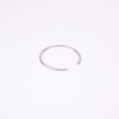 Silverfärgad cirkulär metallring med litet gap.