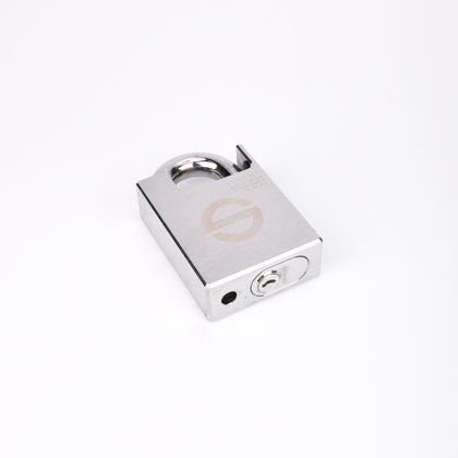 Silverfärgat hänglås med rektangulär kropp och rund bygel.