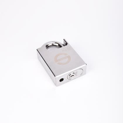Silverfärgat hänglås med rektangulär kropp och rund bygel.