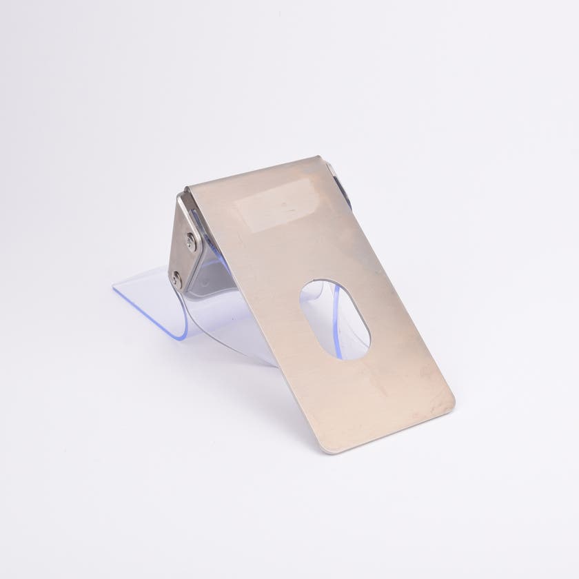 Väderskydd med rektangulär bas och vinklad ovansida med ett cirkulärt hål.