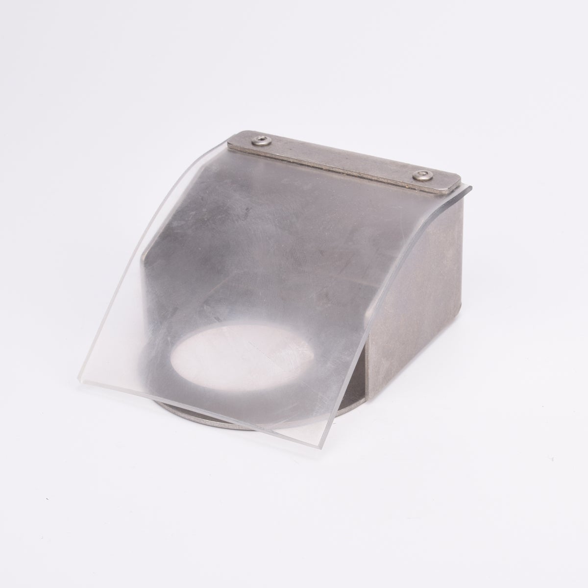 Väderskydd med rektangulär bas med ett cirkulärt hål och vinklad ovansida av genomskinlig plast.