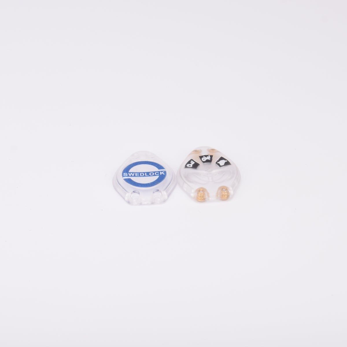 Två små transparenta plastskal för ett nyckelhuvud.