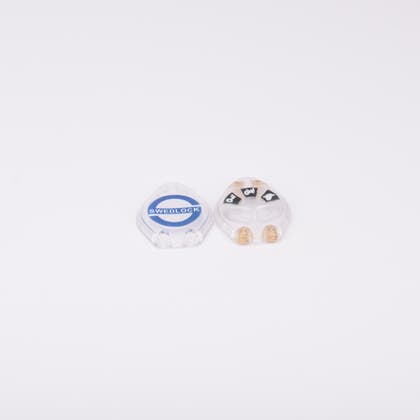 Två små transparenta plastskal för ett nyckelhuvud.