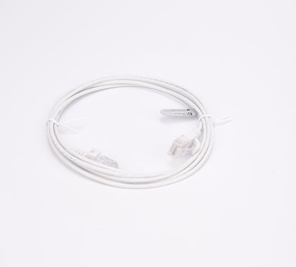 Vit ihoprullad nätverkskabel med kontakter i ändarna.