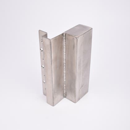 En L-formad nyckelförvaringsenhet med flera cirkulära hål längs ena sidan.