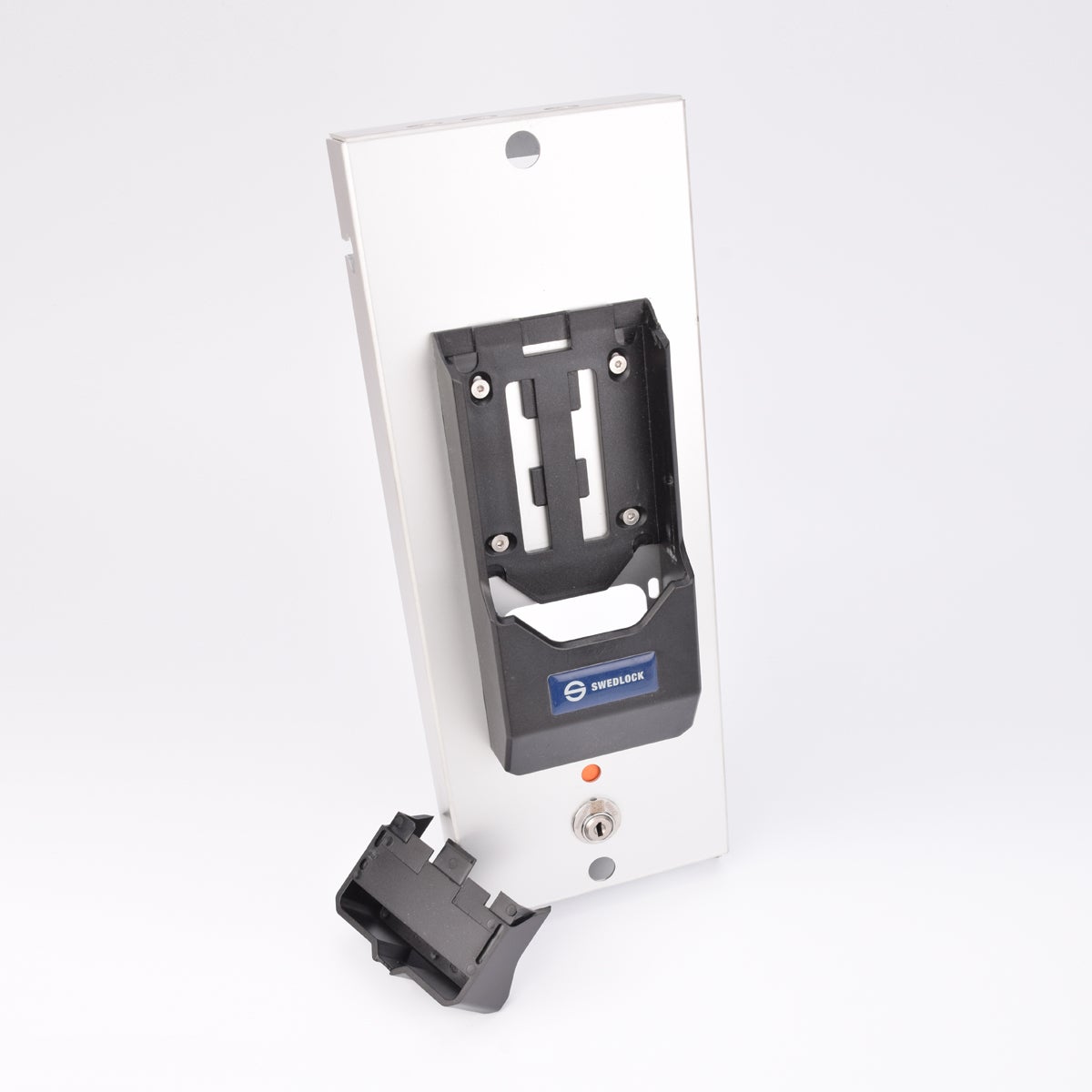 Aluminiumpanel med svartfäste, nyckellås och lös svart komponent.