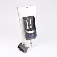 Aluminiumpanel med svartfäste, nyckellås och lös svart komponent.