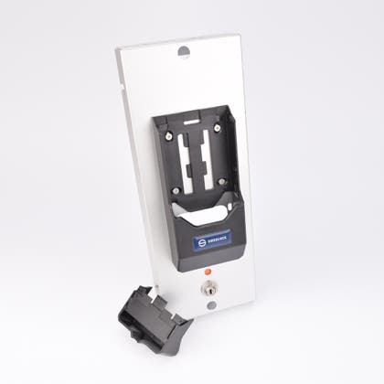 Aluminiumpanel med svartfäste, nyckellås och lös svart komponent.