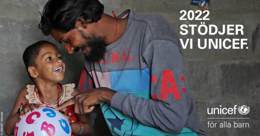 Ett skrattande barn och en vuxen person. Ovanpå ligger text: "2022 Stödjer vi UNICEF"