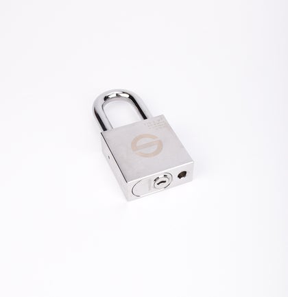Silverfärgat hänglås med rektangulär kropp och rund bygel.