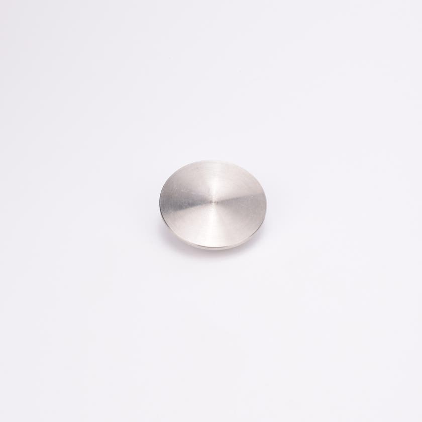 Runt entrélock i borstat rostfritt stål med platt ovansida.