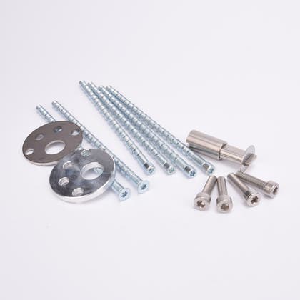 Monteringssats med skruvar och brickor.