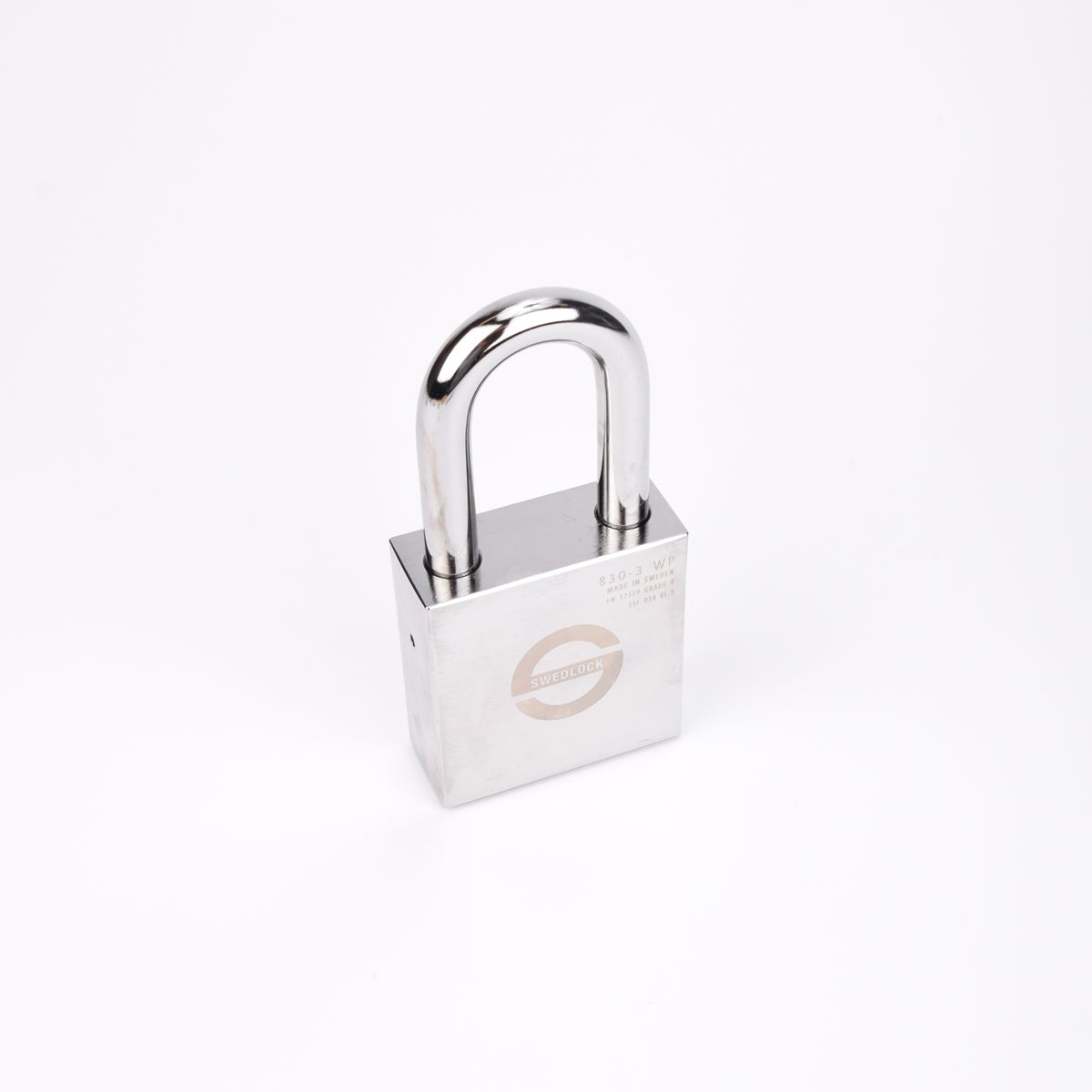 Silverfärgat Svedlock‑hänglås i metall med rund, robust bygel och graverad märkning på framsidan.