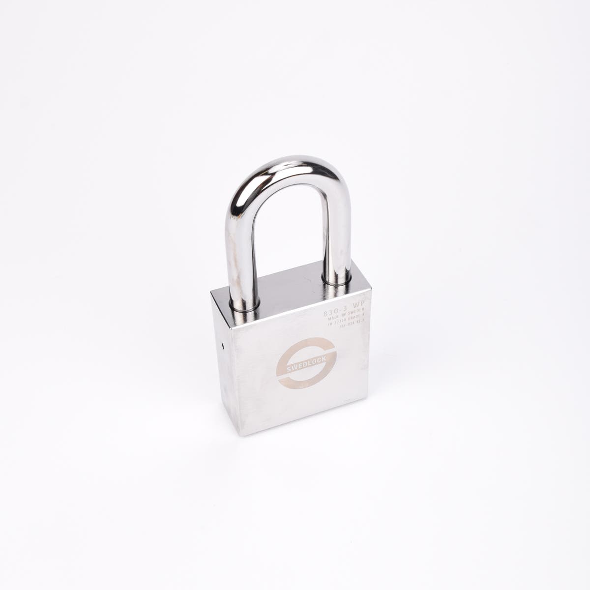 Silverfärgat Svedlock‑hänglås i metall med rund, robust bygel och graverad märkning på framsidan.