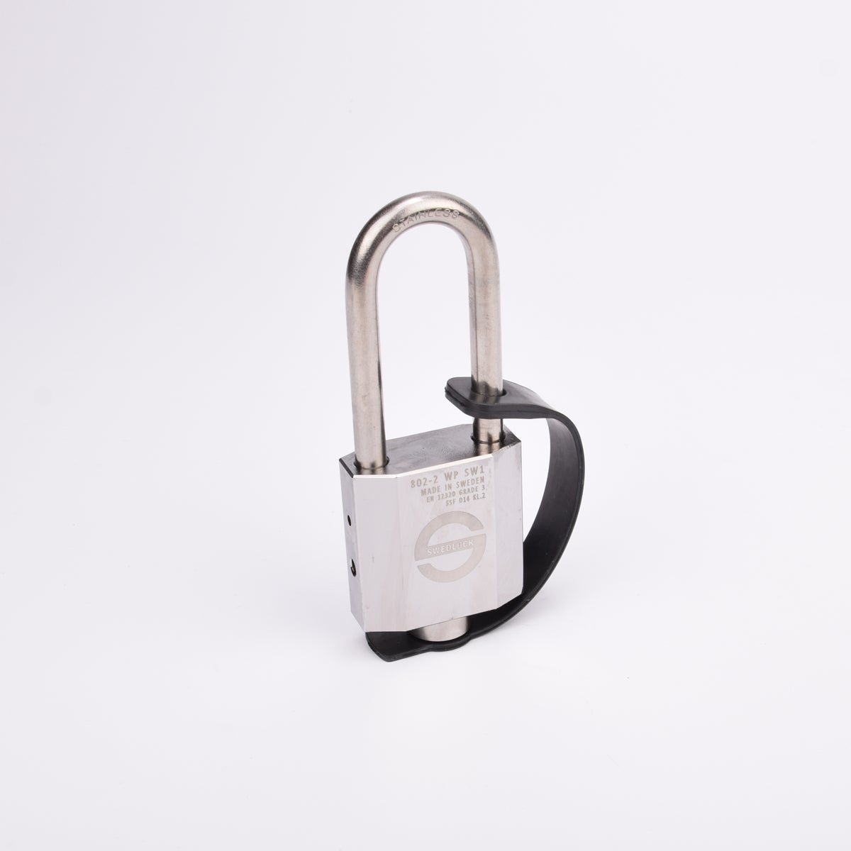 Silverfärgat hänglås med rektangulär kropp och rund bygel. En svart gummirem är fäst från hänglåsets nedre del till bygeln.