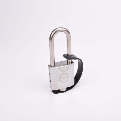 Silverfärgat hänglås med rektangulär kropp och rund bygel. En svart gummirem är fäst från hänglåsets nedre del till bygeln.