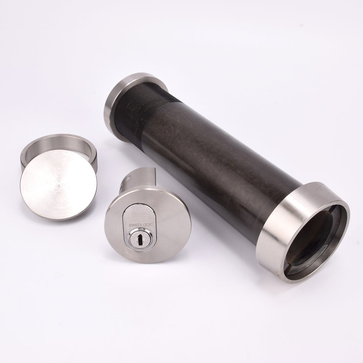 Cylindrisk nyckelfacksrör med svart kropp och silverfärgade ändar, samt ett runt lås och en rund bricka.
