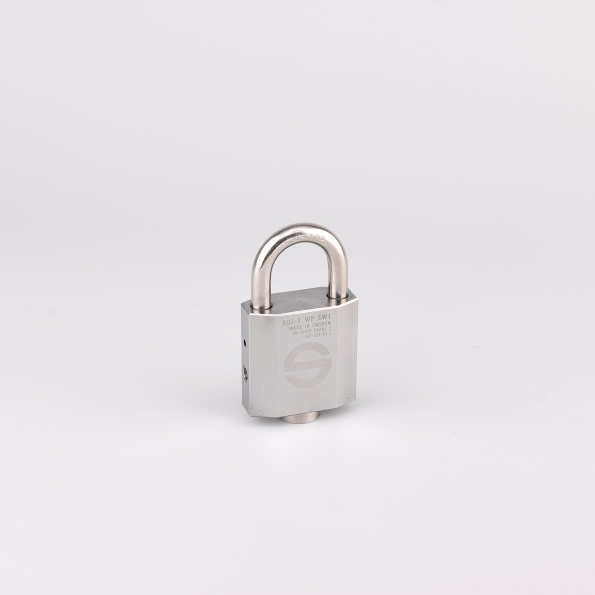  Metallhänglås med rektangulär låskropp och bygel i stål, visat fristående mot ljus bakgrund.