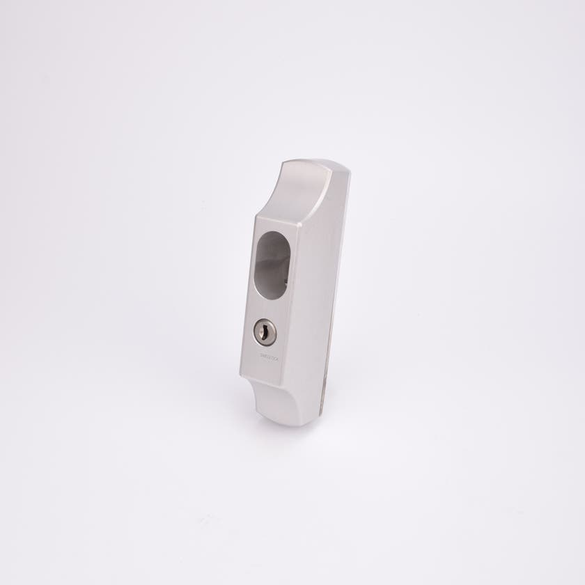 Silverfärgat ovalt duolås med nyckelhål.