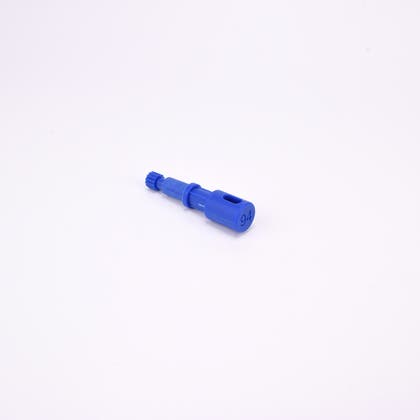 Blå användarpegg med cylindrisk form och flera sektioner med olika diameter. Ena änden är ihålig med ett avlångt spår, medan den motsatta änden har en räfflad yta.