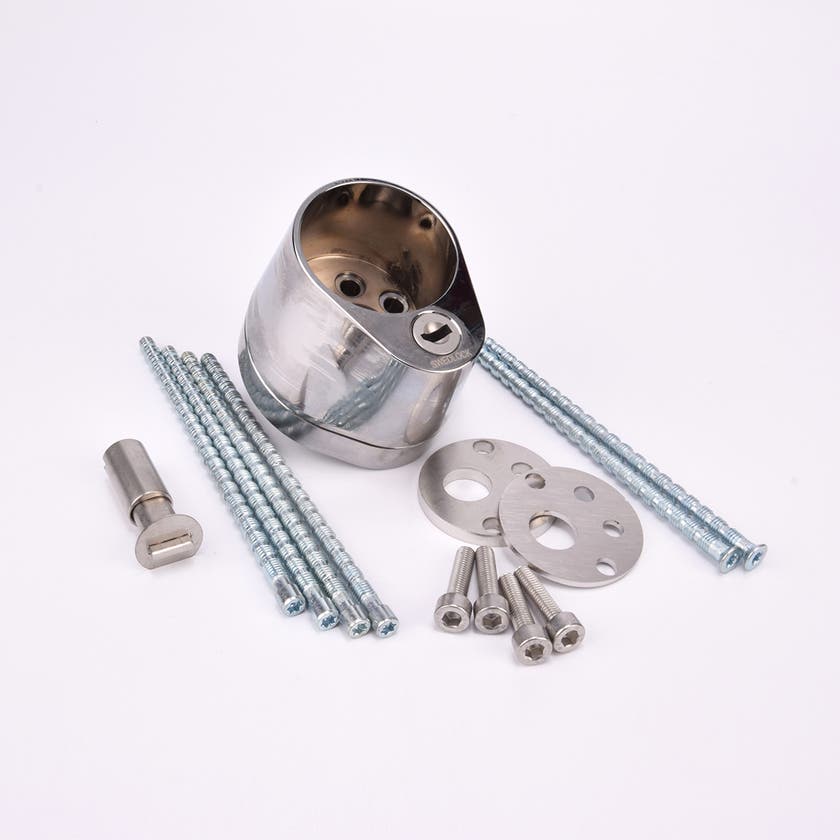 Uppsättning metallkomponenter inklusive blank duo city del, långa skruvar, runda plattor med hål samt mindre skruvar och bultar.