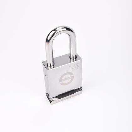 Silverfärgat hänglås med rektangulär kropp och rund bygel.