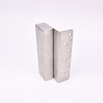 En L-formad nyckelförvaringsenhet med flera cirkulära hål längs ena sidan.