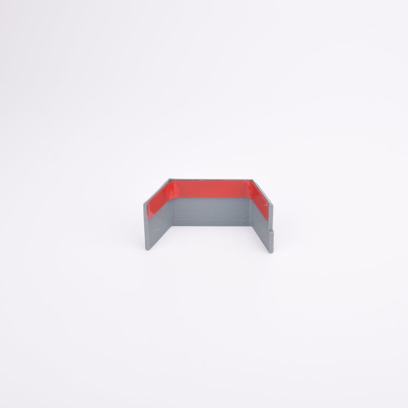 Väderskydd med grå sidor.