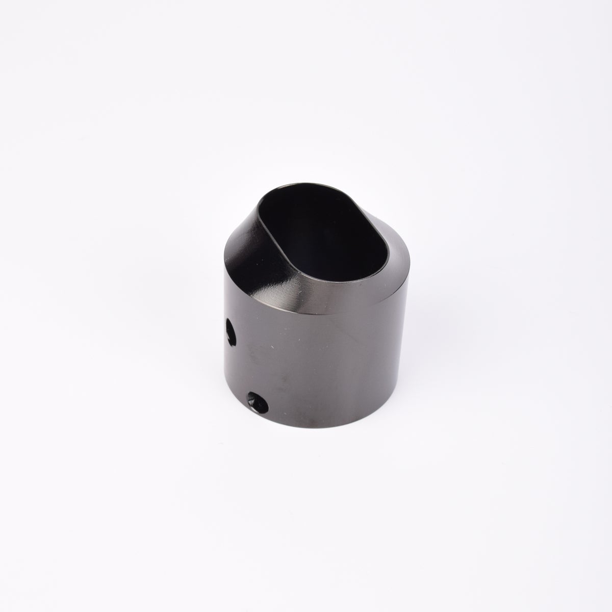 Svart utfyllnadsadapter i metall med snedskuren topp som bildar en oval öppning.