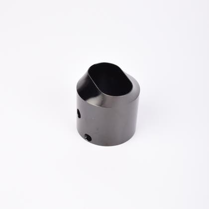 Svart utfyllnadsadapter i metall med snedskuren topp som bildar en oval öppning.