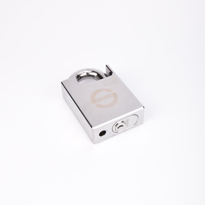 Silverfärgat hänglås med rektangulär kropp och rund bygel.