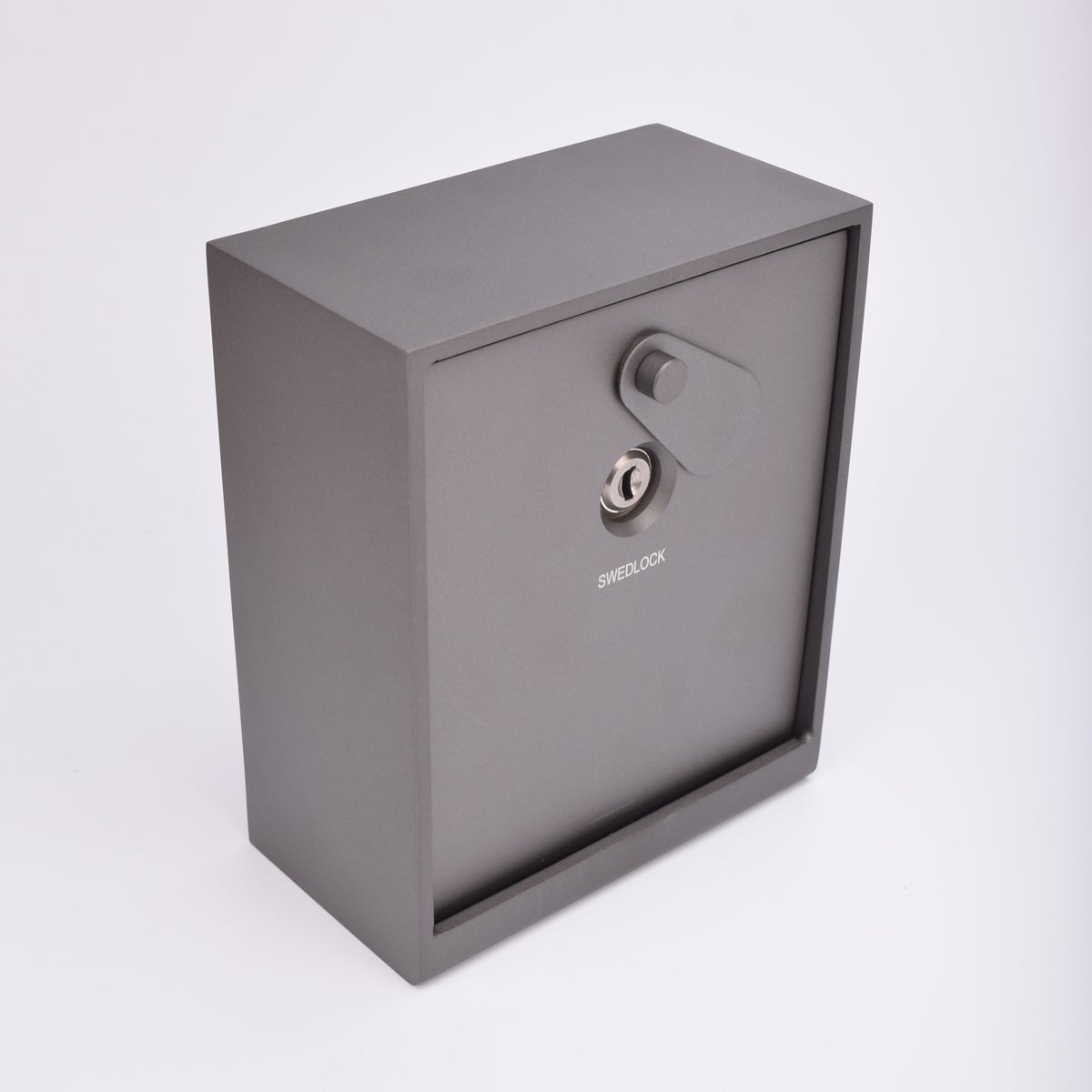 Grått fasadnyckelskåp i metall med vridbar skyddskåpa.