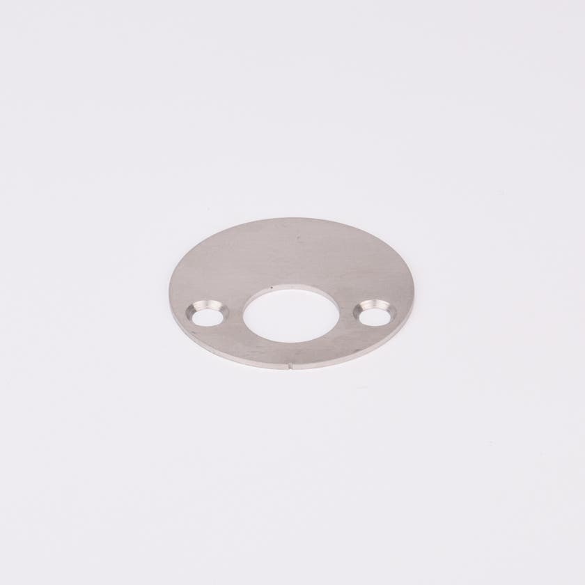 Rund täckbricka i metall med tre hål.