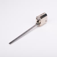 Oval låscylinder i silverfärgad metall med en lång, platt, räfflad metall medbringare.