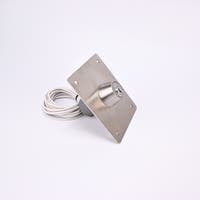 En rektangulär metallplatta med ett cylinderlås i mitten och fyra hål i hörnen, samt en ihoprullad vit kabel.