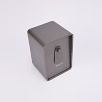 Grått fasadnyckelskåp i metall med rundade hörn och vridbar skyddskåpa.