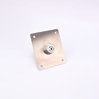 En rektangulär metallplatta med ett cylinderlås i mitten och fyra hål i hörnen.