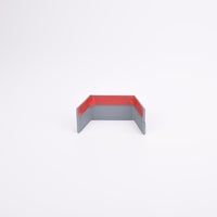 Väderskydd med grå sidor.