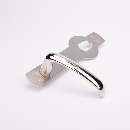 Blankt metallhandtag monterat på rektangulär platta med två skruvhål och ett ovalt hål.