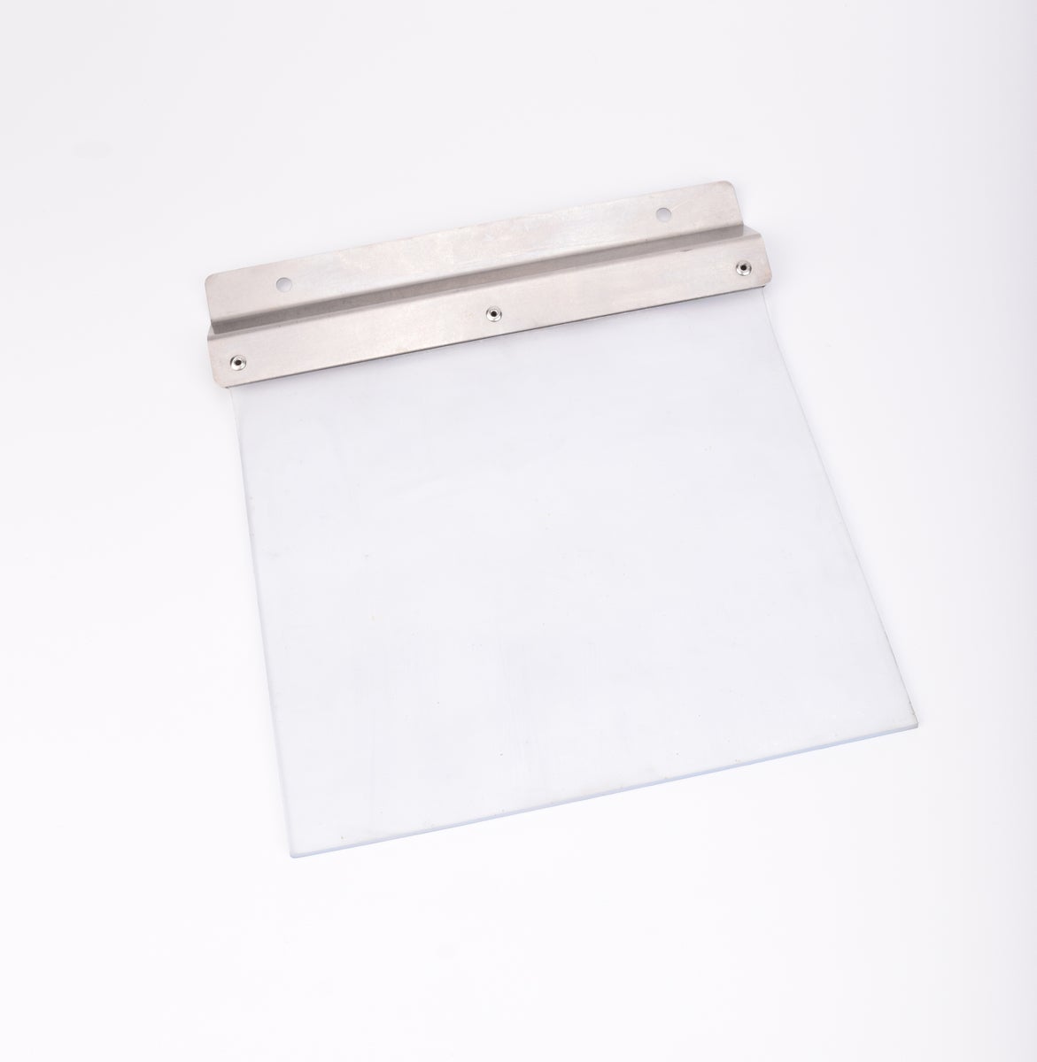 Rektangulär genomskinlig plastskiva med metallfäste och tre skruvar, samt två monteringshål.