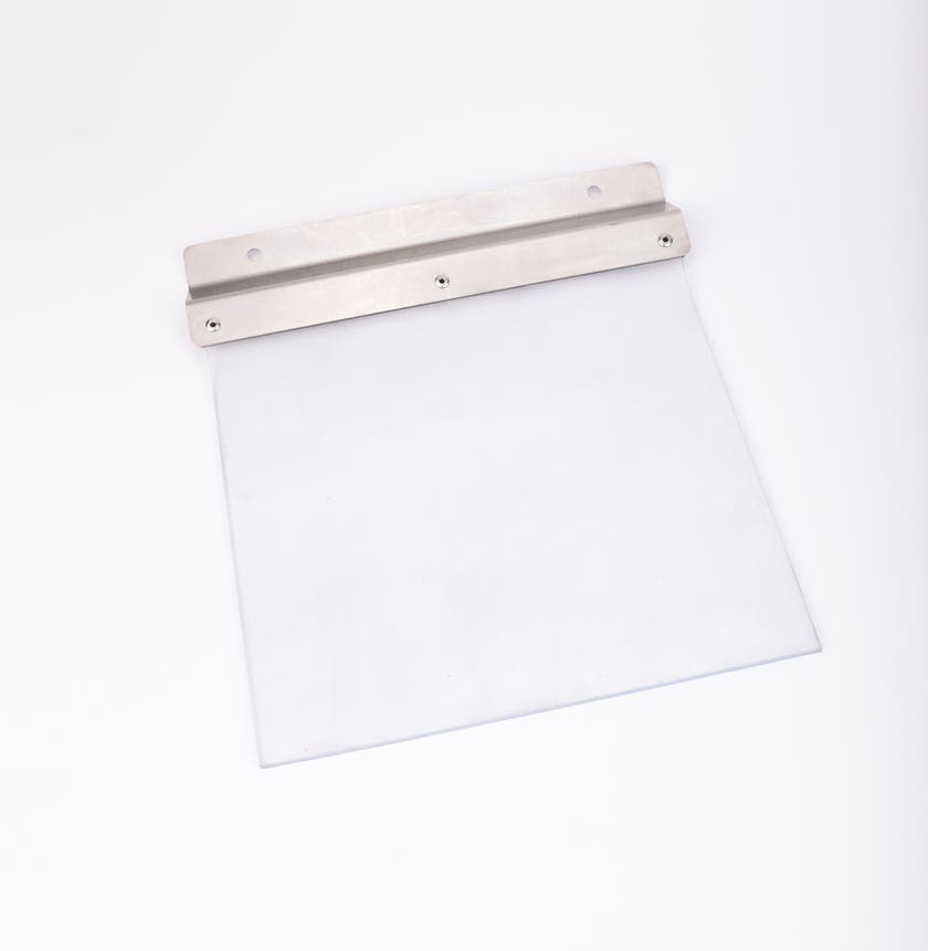 Rektangulär genomskinlig plastskiva med metallfäste och tre skruvar, samt två monteringshål.