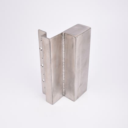 En L-formad nyckelförvaringsenhet med flera cirkulära hål längs ena sidan.