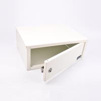 Vitt rektangulärt medicinskåp i metall med lås framtill och luckan står halvt öppen.