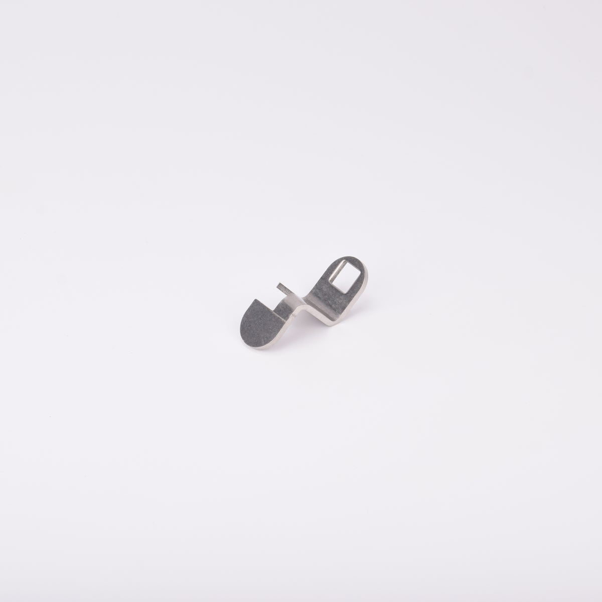 Låsrigel i metall med böjd ände och rektangulär ögla i andra änden.