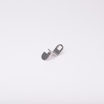 Låsrigel i metall med böjd ände och rektangulär ögla i andra änden.