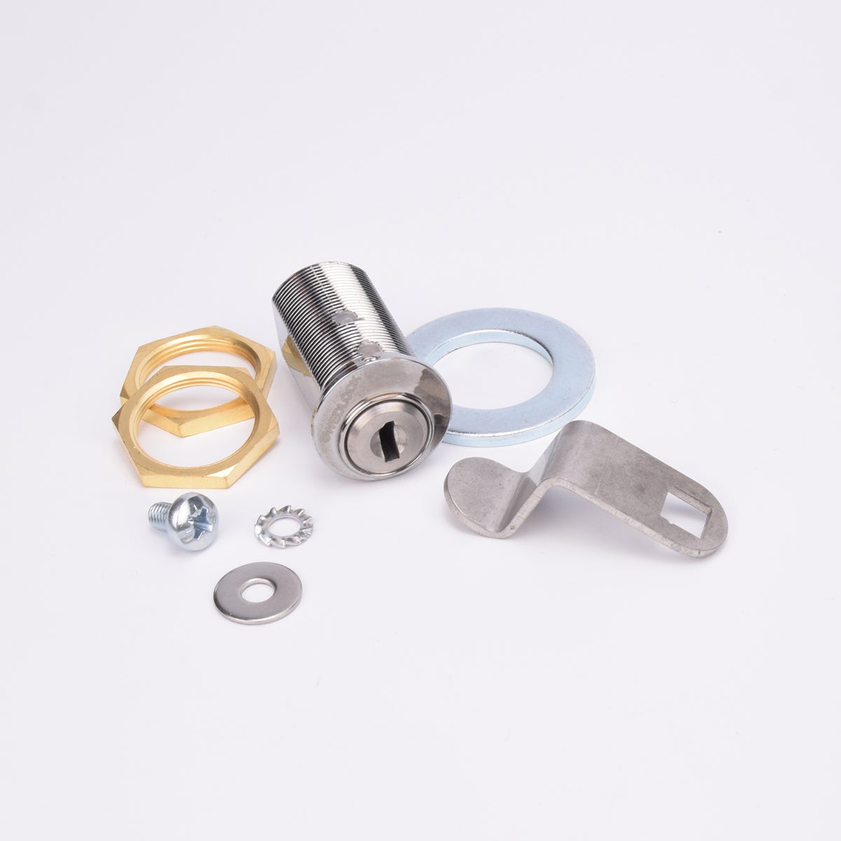 Runt cylinderlås i metall med mässingsmuttrar, brickor, skruv, fjäderbricka och låsbleck.