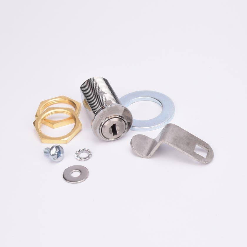 Runt cylinderlås i metall med mässingsmuttrar, brickor, skruv, fjäderbricka och låsbleck.