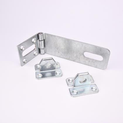 Metallgångjärn med två monteringsfästen, rektangulär platta med avlångt hål och flera skruvhål.